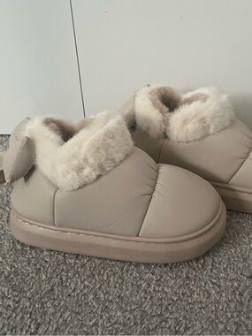 Plush Faux-Fur Lined Women's Boots